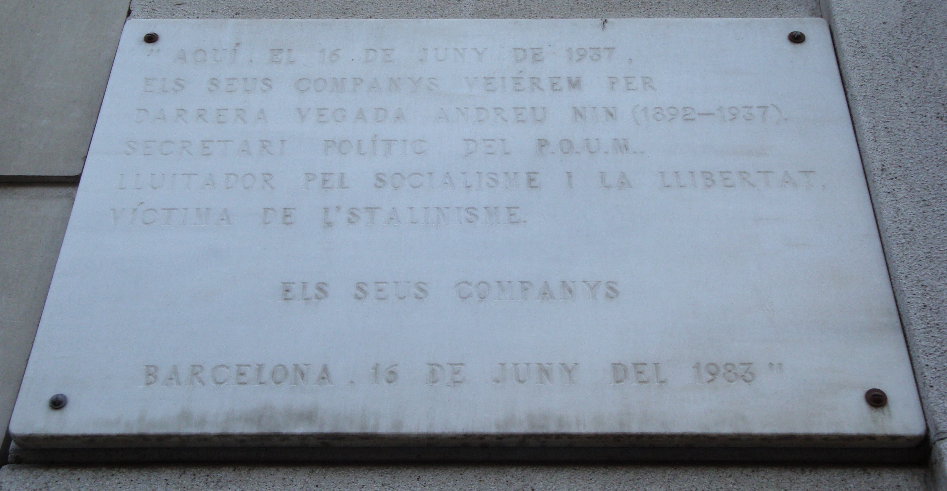 Placa a Andreu Nin en Barcelona, fotografiada en 2008. Recuerda el lugar donde sus compañeros lo vieron por última vez.